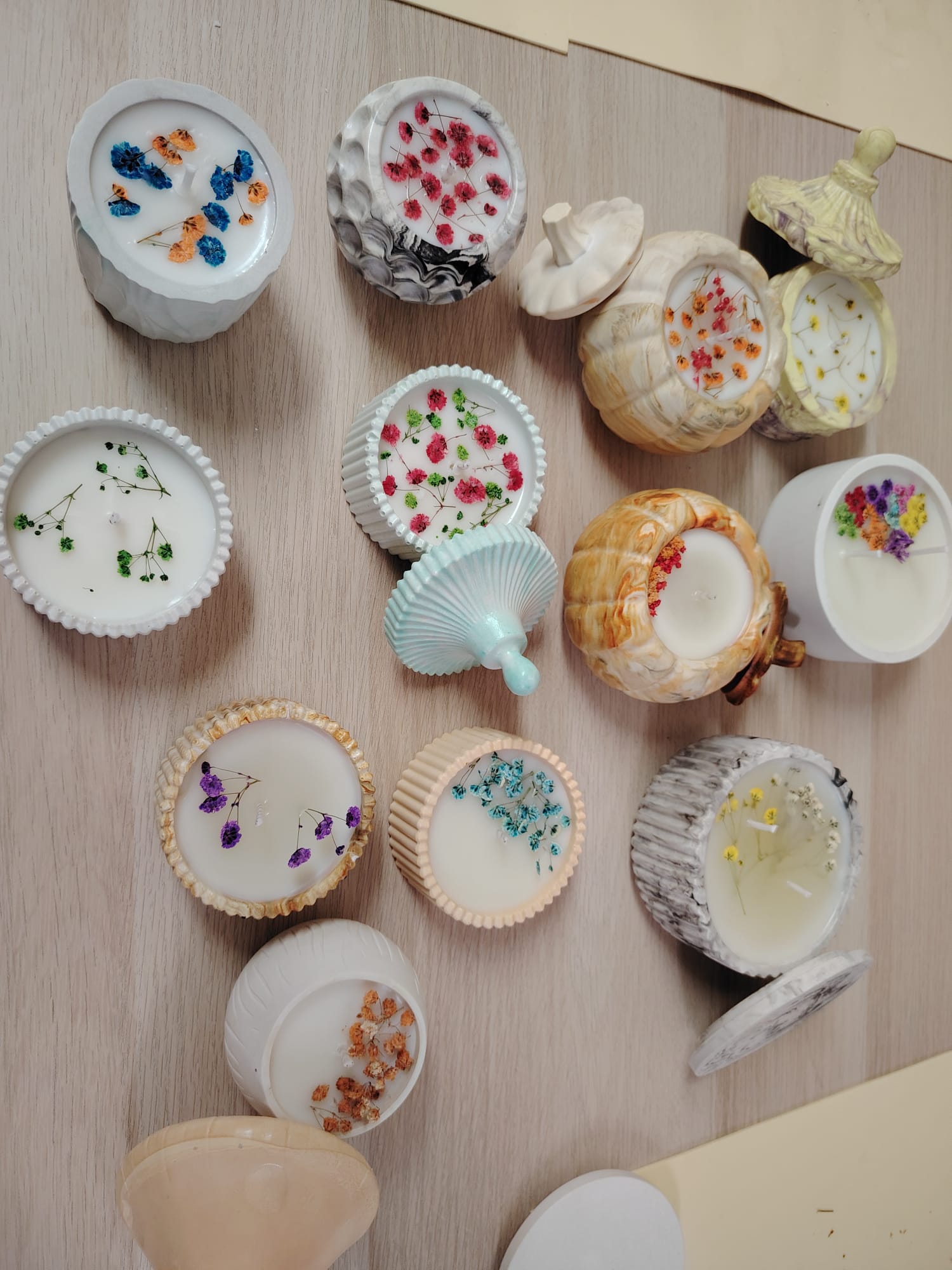 Crea tus propias velas con cera vegetal y esencias naturales.