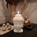 Vela Buda encendida, ambiente cálido y acogedor